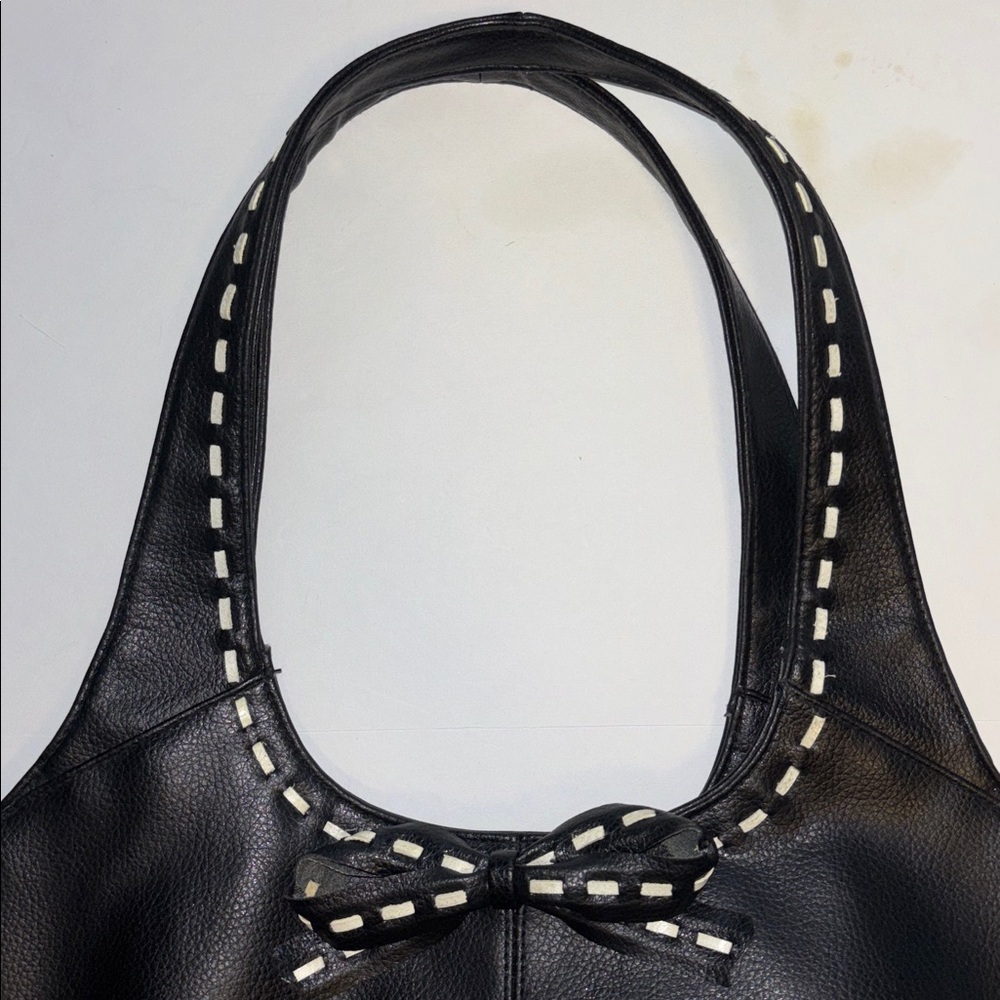 BLACK SHOULDER BAG FAUX LEATHER WHITE PIPING ALONG HANDLES AND IN BOW ADORNMENT - Picture 3 of 8